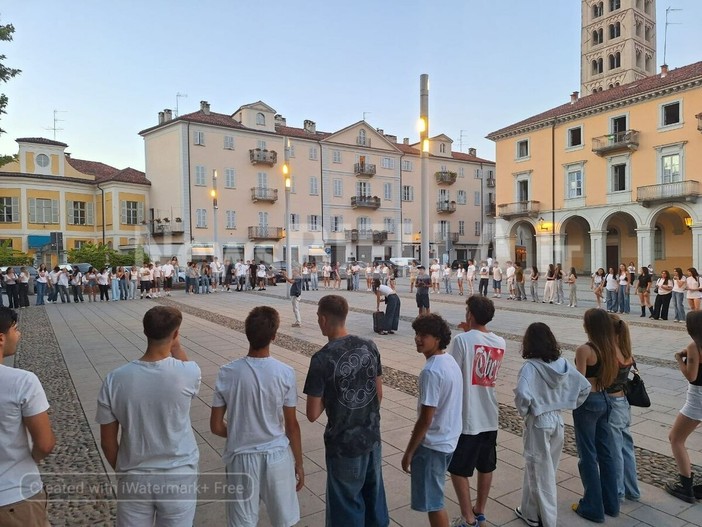 Maturità 2026, a Biella studenti in piazza Duomo per cantare "Notte prima degli esami" FOTO e VIDEO Nicola Rasolo per Newsbiella.it