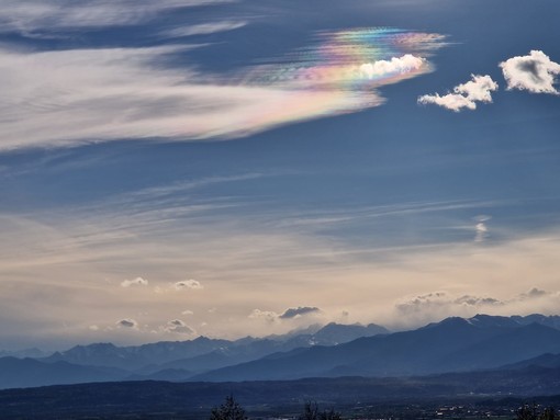 Nuvole iridescenti a Magnano, negli scatti di un lettore