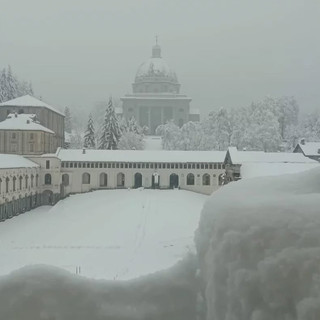 La primavera tarda ad arrivare, a Oropa 30 centimetri di neve (foto dalla pagina Facebook di Santuario di Oropa e servizio di Mauro Benedetti per newsbiella.it)