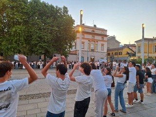 Maturità 2026, a Biella studenti in piazza Duomo per cantare "Notte prima degli esami" FOTO e VIDEO Nicola rasolo per Newsbiella.it