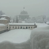 La primavera tarda ad arrivare, a Oropa 30 centimetri di neve (foto dalla pagina Facebook di Santuario di Oropa e servizio di Mauro Benedetti per newsbiella.it)