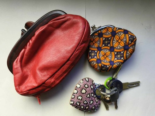 Oggetti smarriti a Biella restituiti alla legittima proprietaria Oggetti smarriti a Biella restituiti alla legittima proprietaria