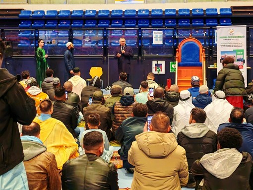 Biella, il sindaco Olivero alla festa di fine Ramadan (foto dalla pagina Facebook di Città di Biella) Biella, il sindaco Olivero alla festa di fine Ramadan (foto dalla pagina Facebook di Città di Biella)