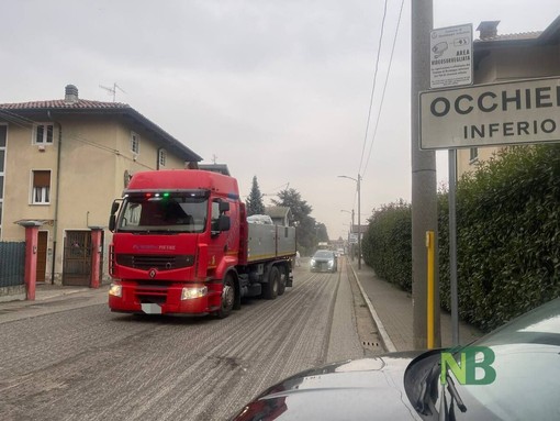 Bitumature, si procede lungo la SP 419 e la SP 500, un cittadino: "Finalmente sarà più sicura" FOTO Giuliana Mosca per newsbiella.it Bitumature, si procede lungo la SP 419 e la SP 500, un cittadino: "Finalmente sarà più sicura" FOTO Giuliana Mosca per newsbiella.it