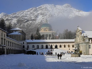 Oropa tra neve, nebbia e silenzio: le fotografie di Claudio Nicola nel giorno di Santo Stefano FOTO Claudio Nicola Oropa tra neve, nebbia e silenzio: le fotografie di Claudio Nicola nel giorno di Santo Stefano FOTO Claudio Nicola