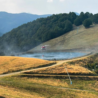 Incendi in montagna, a Bielmonte il Laghetto del Massaro diventa una risorsa per gli elicotteri antincendio (foto dalla pagina Facebook di Oasi Zegna)
