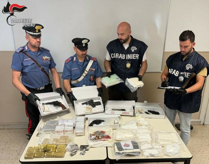 Cocaina, fucili e pistole sepolti nel bosco, operazione shock tra Torino e il Canavese