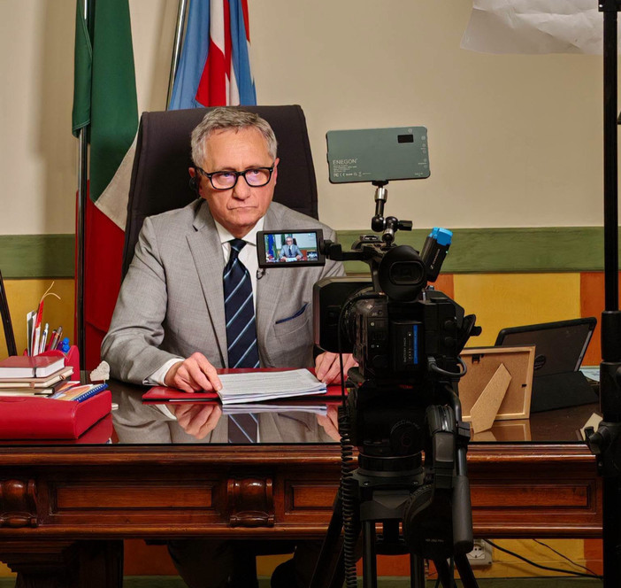 Biella, il sindaco Olivero ospite a Porta a Porta per la proposta sui baby vandali (foto dalla pagina Facebook di Città di Biella)
