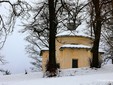 Oropa tra neve, nebbia e silenzio: le fotografie di Claudio Nicola nel giorno di Santo Stefano FOTO Claudio Nicola