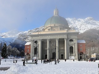 Oropa tra neve, nebbia e silenzio: le fotografie di Claudio Nicola nel giorno di Santo Stefano FOTO Claudio Nicola Oropa tra neve, nebbia e silenzio: le fotografie di Claudio Nicola nel giorno di Santo Stefano FOTO Claudio Nicola