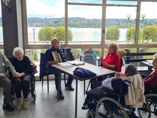 Gli ospiti dell'Oasi di Chiavazza in gita a Viverone FOTO Gli ospiti dell'Oasi di Chiavazza in gita a Viverone FOTO