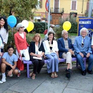 A Biella una panchina lilla realizzata dal Kiwanis Club Biella Victimula Pagus
