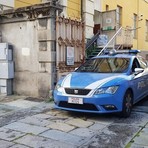 Biella, importuna due ragazzine in un locale. Poi aggredisce cliente che le difende e agenti (foto di repertorio)