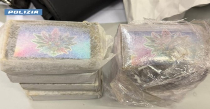 Polizia, in auto avevano quasi un chilo di hashish: in arresto tre giovani di Biella