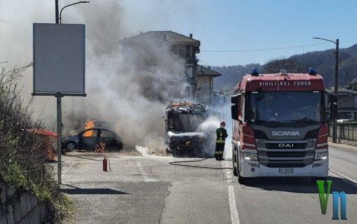 Pulmino in fiamme a Borgosesia: sono 3 i veicoli coinvolti