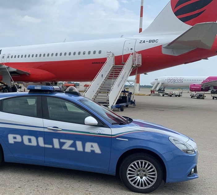 Biella, prosegue l'azione della Polizia al contrasto dell’immigrazione irregolare: 14 accompagnamenti alla frontiera Biella, prosegue l'azione della Polizia al contrasto dell’immigrazione irregolare: 14 accompagnamenti alla frontiera