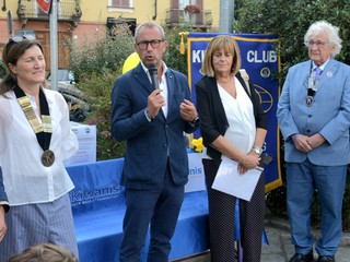 A Biella una panchina lilla realizzata dal Kiwanis Club Biella Victimula Pagus A Biella una panchina lilla realizzata dal Kiwanis Club Biella Victimula Pagus