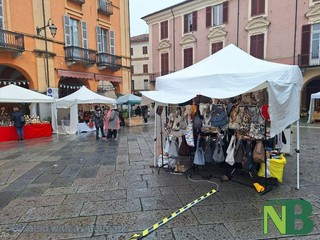 Al Mercatino degli Archi regali, artigianato e solidarietà a Biella FOTO Nicola Rasolo per newsbiella.it