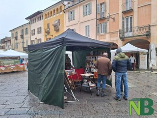 Al Mercatino degli Archi regali, artigianato e solidarietà a Biella FOTO Nicola Rasolo per newsbiella.it