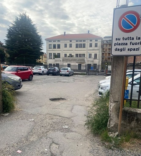 Biella, si allargano le buche nel parcheggio di via Arnulfo Biella, si allargano le buche nel parcheggio di via Arnulfo