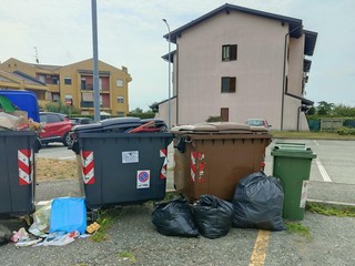 Ponderano, una residente sul nuovo sistema di raccolta rifiuti: "Sembra un luogo abbandonato" Ponderano, una residente sul nuovo sistema di raccolta rifiuti: "Sembra un luogo abbandonato"