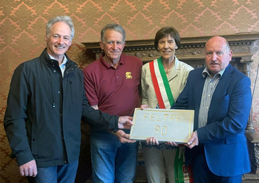 La sindaca Viviana Fusaro consegna a Luigi Centa la pietra di memoria destinata a Biella.