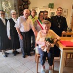Da Pralungo gli auguri alla signora Nores per i suoi 100 anni, visita a sorpresa anche del vescovo Farinella (foto dalla pagina Facebook di Pralungo in Comune) Da Pralungo gli auguri alla signora Nores per i suoi 100 anni, visita a sorpresa anche del vescovo Farinella (foto dalla pagina Facebook di Pralungo in Comune)