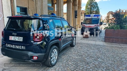 Biella, in Piazza Vittorio Veneto, intervento di 118, Polizia Locale e Carabinieri FOTO Mattia Baù per newsbiella.it