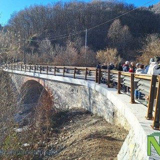 Taglio del nastro a Pralungo, inaugurato il nuovo ponte per il Favaro di Biella (servizio di Nicola Rasolo per newsbiella.it) Taglio del nastro a Pralungo, inaugurato il nuovo ponte per il Favaro di Biella (servizio di Nicola Rasolo per newsbiella.it)