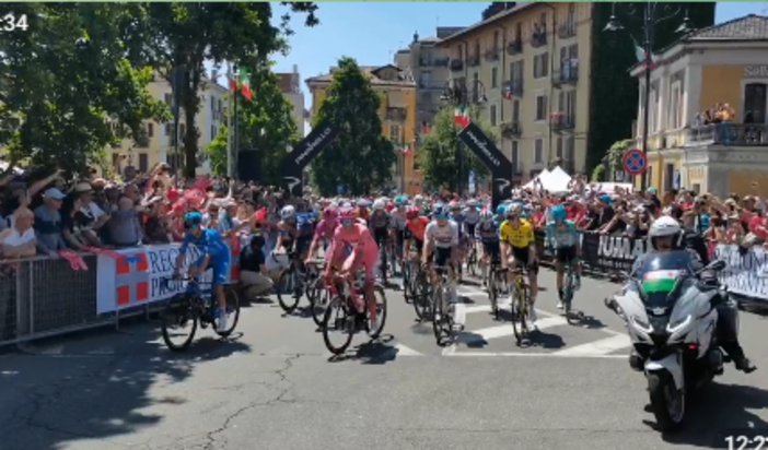 Giro d'Italia, la partenza della 19° tappa da piazza Martiri VIDEO Giro d'Italia, la partenza della 19° tappa da piazza Martiri VIDEO