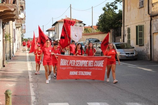 A Cavaglià la sfilata del Palio dei Rioni (foto di Roberto Canova) A Cavaglià la sfilata del Palio dei Rioni (foto di Roberto Canova)
