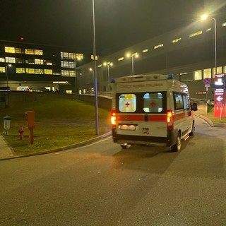 Biella, auto si scontrano in rotonda: due persone in ospedale (foto di repertorio)