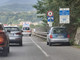 Biella, scavalca la rete sul ponte della tangenziale: provvidenziale l'intervento dei soccorsi Biella, scavalca la rete sul ponte della tangenziale: provvidenziale l'intervento dei soccorsi