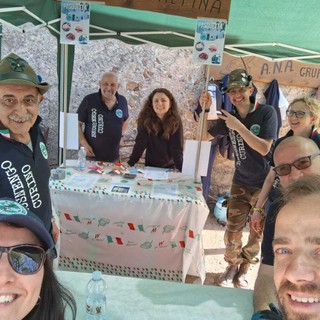 Pollici in alto per la Pasquetta Alpina del gruppo di Brusnengo-Curino (foto dal sito web di ANA Biella)