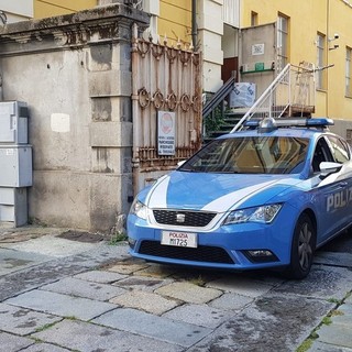 Biella, importuna due ragazzine in un locale. Poi aggredisce cliente che le difende e agenti (foto di repertorio)