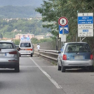 Biella, scavalca la rete sul ponte della tangenziale: provvidenziale l'intervento dei soccorsi
