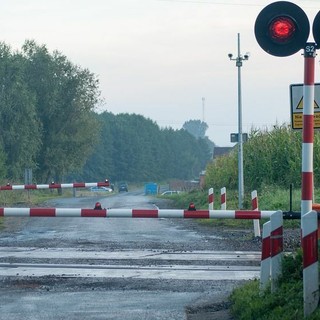 Valdengo, auto resta bloccata tra le sbarre del passaggio a livello (foto di repertorio)