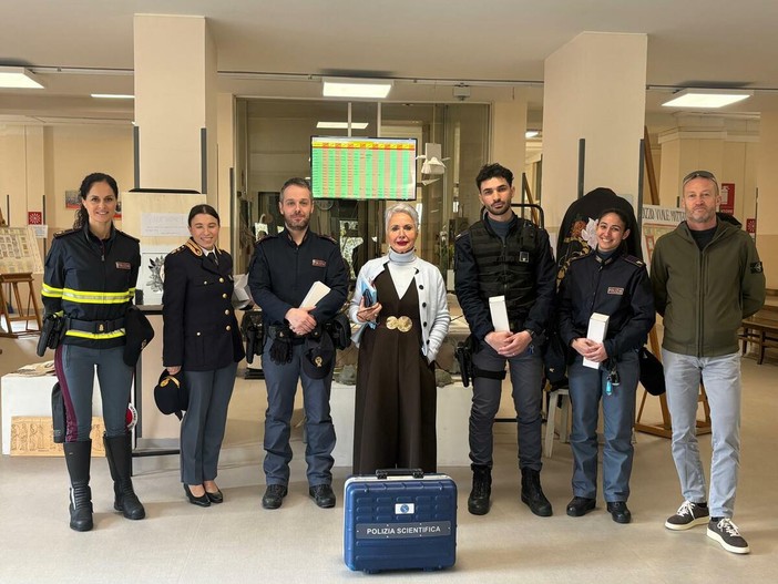 Biella, le "scene da film" diventano realtà: a scuola con la Polizia