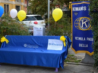 A Biella una panchina lilla realizzata dal Kiwanis Club Biella Victimula Pagus A Biella una panchina lilla realizzata dal Kiwanis Club Biella Victimula Pagus