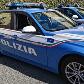 Dal Nord Ovest - Minaccia di gettarsi dal cornicione di uno stabile, salvato dalla Polizia (foto di repertorio) Dal Nord Ovest - Minaccia di gettarsi dal cornicione di uno stabile, salvato dalla Polizia (foto di repertorio)