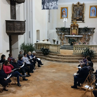 Nell’immagine di repertorio, partecipanti alla recita del santo Rosario a canton Gurgo di Pettinengo