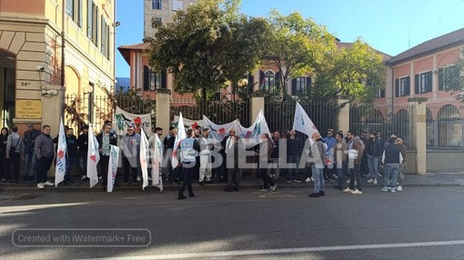 Polizia penitenziaria, presidio davanti alla Prefettura di Biella: “Servono personale e dignità” - Foto e video di Mattia Baù Polizia penitenziaria, presidio davanti alla Prefettura di Biella: “Servono personale e dignità” - Foto e video di Mattia Baù