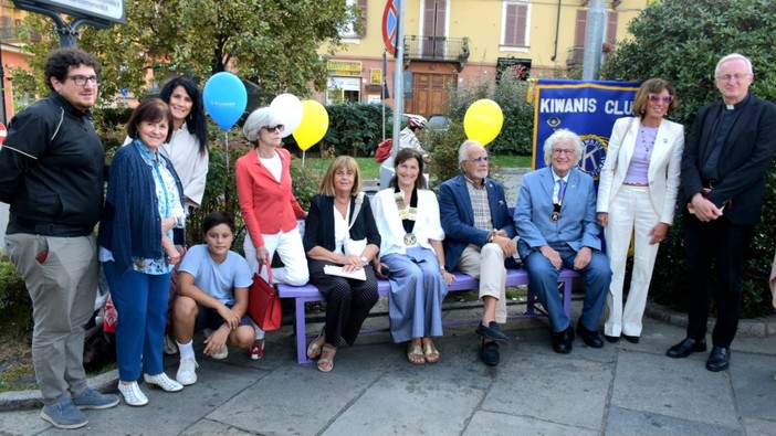 A Biella una panchina lilla realizzata dal Kiwanis Club Biella Victimula Pagus A Biella una panchina lilla realizzata dal Kiwanis Club Biella Victimula Pagus