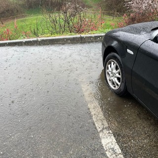 Casapinta: Il parcheggio che diventa una "piscina" ad ogni pioggia