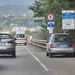 Biella, scavalca la rete sul ponte della tangenziale: provvidenziale l'intervento dei soccorsi