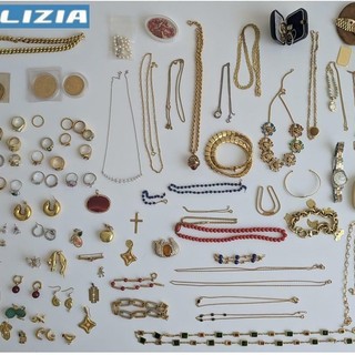 Biella, si spaccia per un poliziotto per farsi consegnare gioielli e soldi: in arresto dopo la fuga
