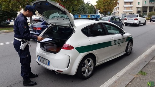 Automobilista senza assicurazione e recidiva, la polizia locale di Biella sospende la patente