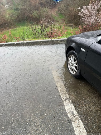 Casapinta: Il parcheggio che diventa una "piscina" ad ogni pioggia