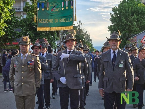 In foto, la sfilata finale dell'Adunata Nazionale di Biella