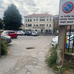 Biella, si allargano le buche nel parcheggio di via Arnulfo Biella, si allargano le buche nel parcheggio di via Arnulfo